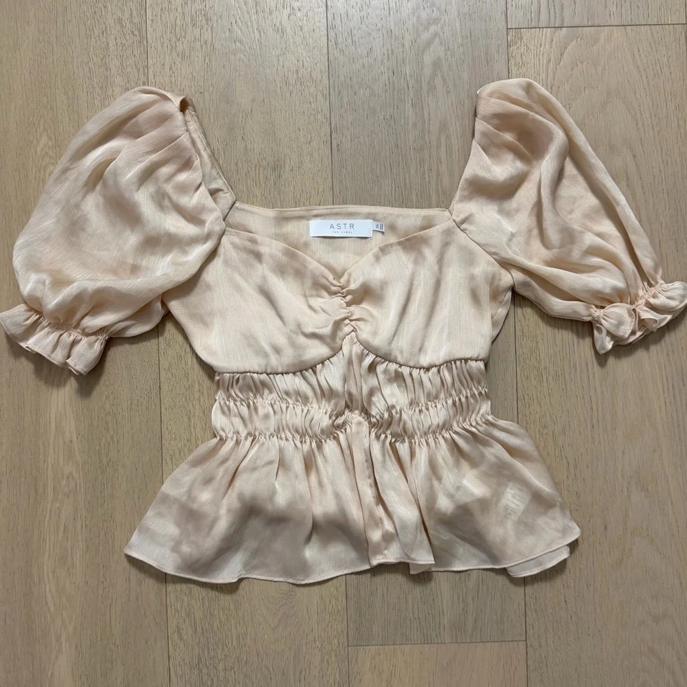 ASTR THE LABEL Puff Sleeve Sweetheart Peplum Top- (Size XS)